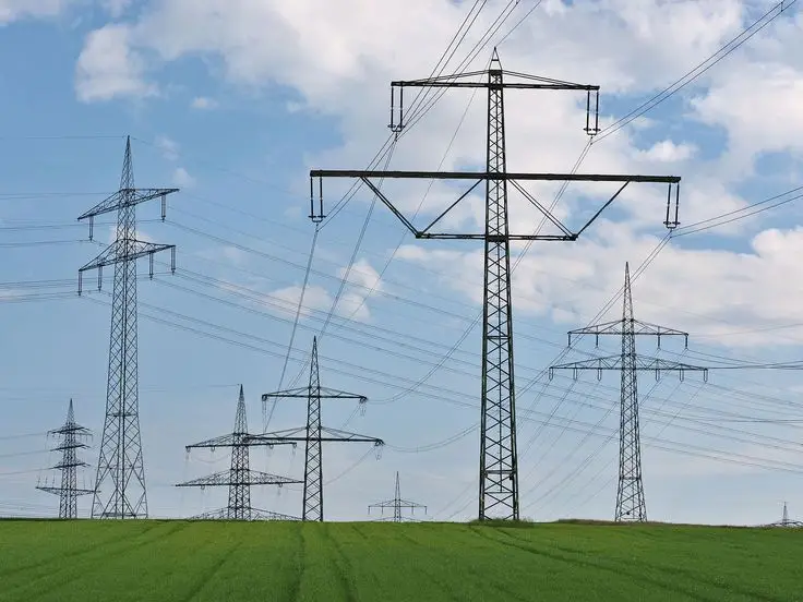 Leitungstrasse und Infrastruktur in offener Landschaft